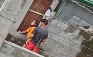 Tinorjack sa gilid na videohan ng kapitbahay