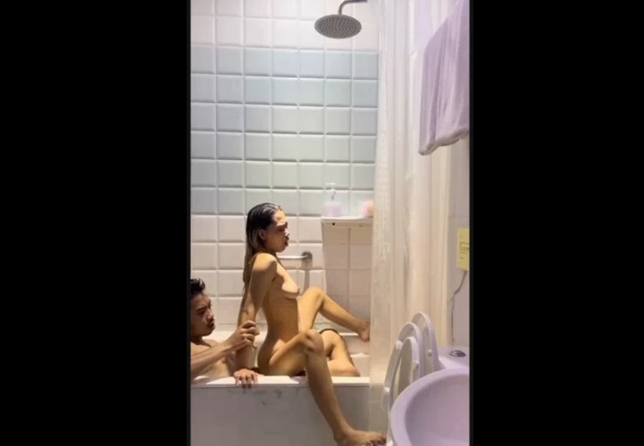 Ungol na ungol si Pinay Love sa banyo