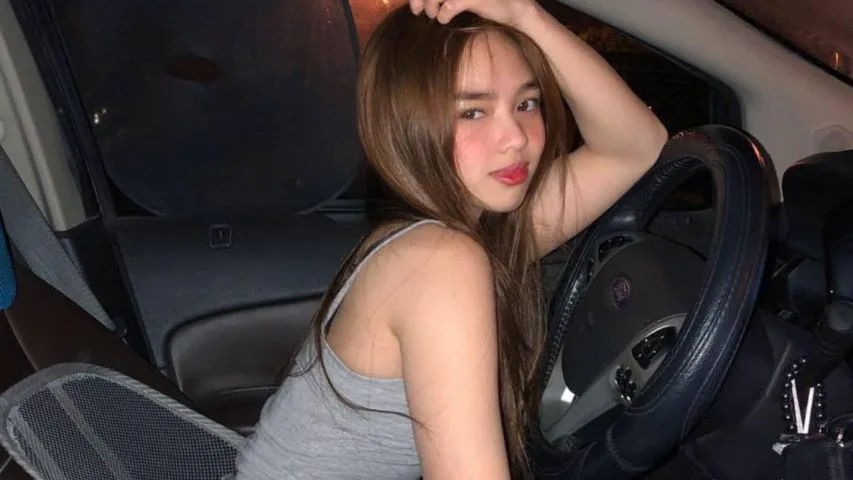 Sinipsip ang mainit na dagta